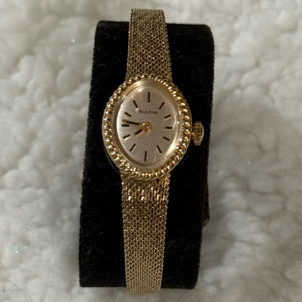 Vintage 80’s Bulova 10K Gold Filled Bracelet Watch in Original Box - Picture 6 of 16